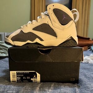 Jordan Kids Sneakers “Flint” 7. W/Box
SLIGHT SUED STAIN AS SEEN IN PICTURE.